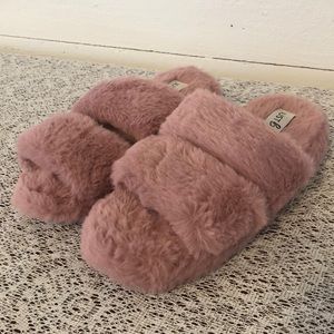 New with tags! Women's Fuzzy Soft Pink Slippers Open Toe Size 6